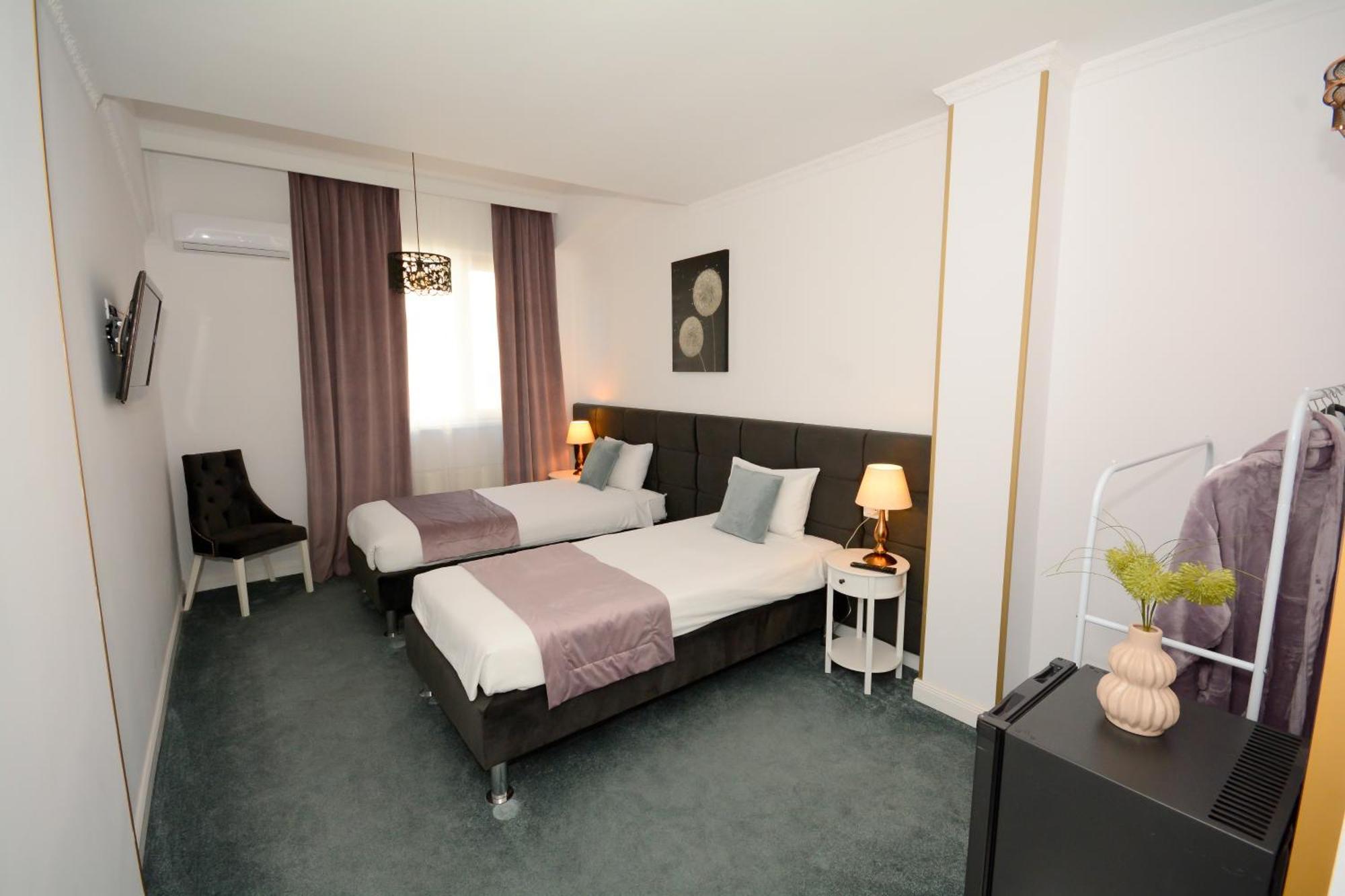 Hotel Andre'S Craiova Exteriör bild