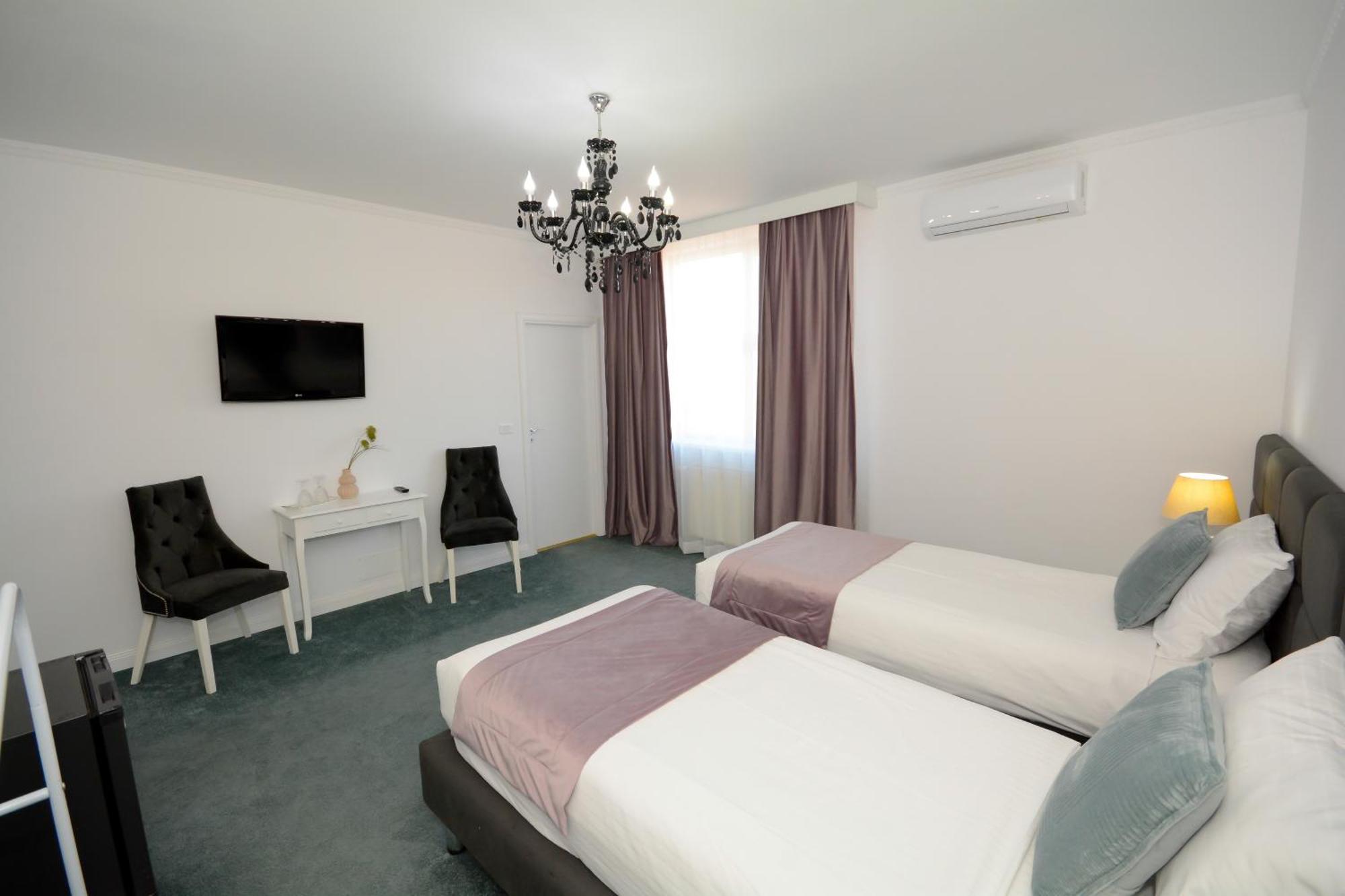 Hotel Andre'S Craiova Exteriör bild